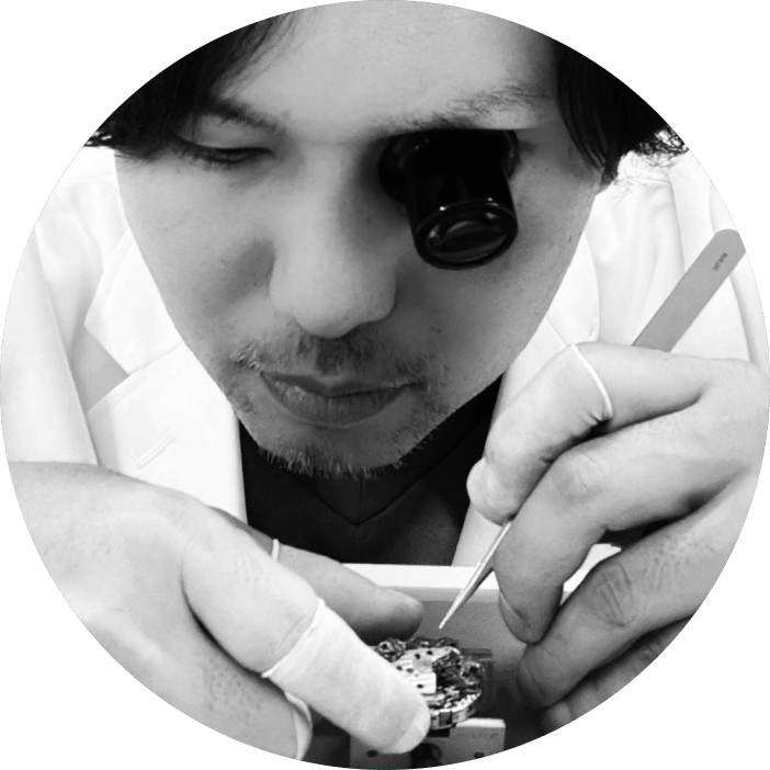 時計技術者のモノクロ写真