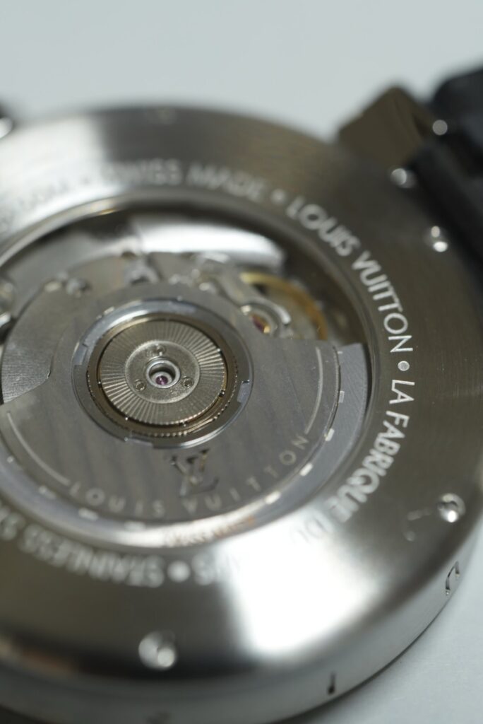 ルイヴィトン タンブール 外装研磨後の裏蓋